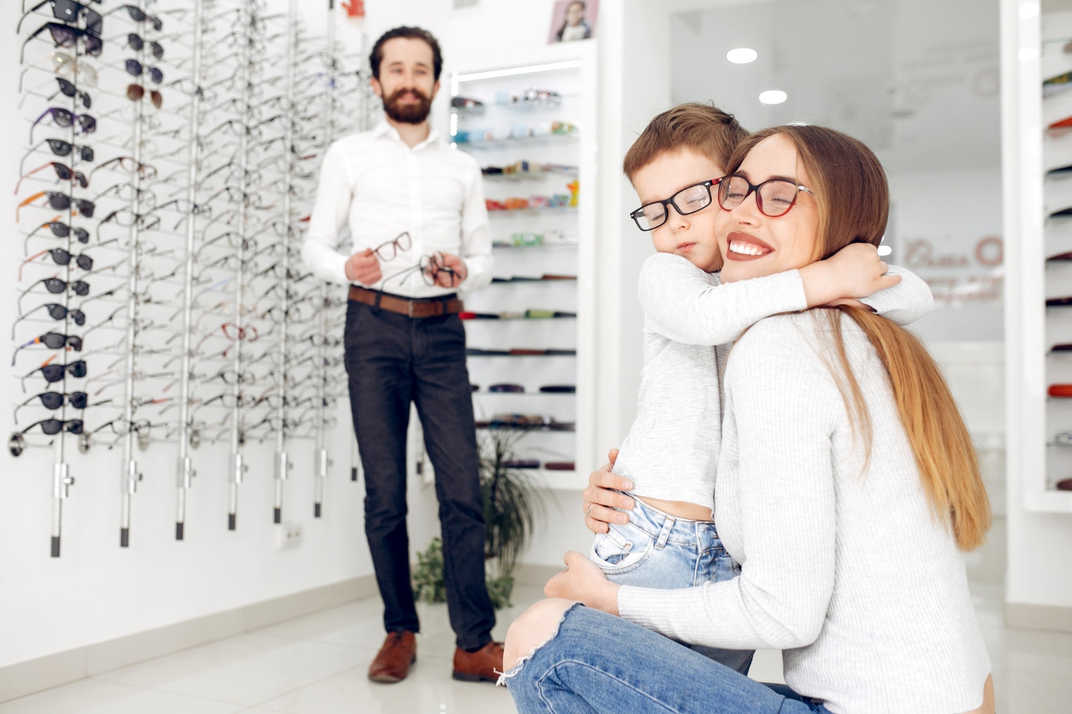 découvrez notre mutuelle optique qui vous offre une couverture complète pour vos frais de lunettes et de lentilles. profitez d'un remboursement avantageux et d'un large choix d'opticiens partenaires. prenez soin de votre vue avec nos solutions adaptées à tous les budgets.